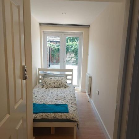 Vibrant Single Room Only For One Adult Southall Esterno foto