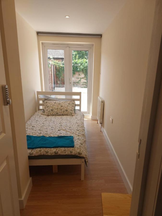 Vibrant Single Room Only For One Adult Southall Esterno foto