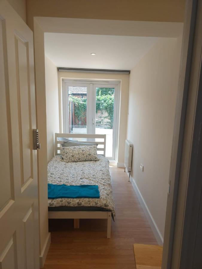 Vibrant Single Room Only For One Adult Southall Esterno foto
